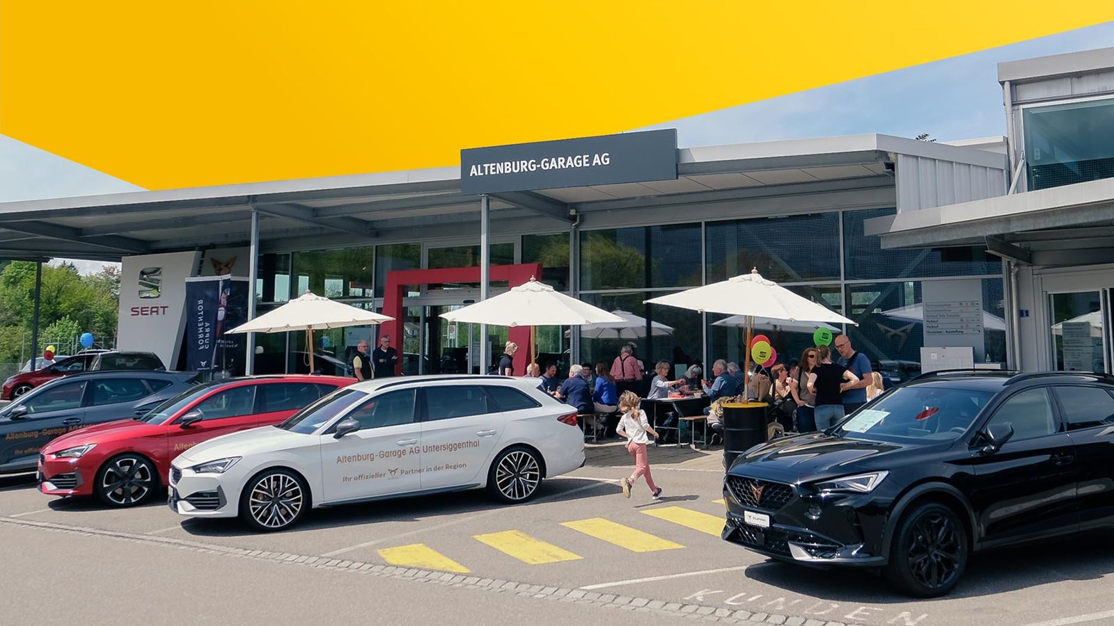 Eingang der Altenburg Garage (mit gelbem Designelement oberhalb)