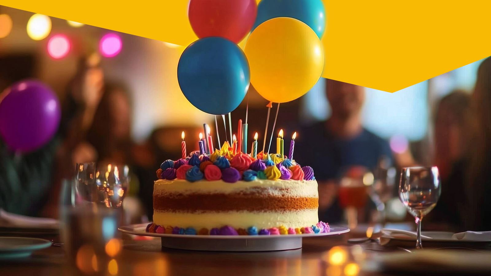 Geburtstagstorte mit Kerzen und Ballons (mit gelbem Designelement oberhalb)