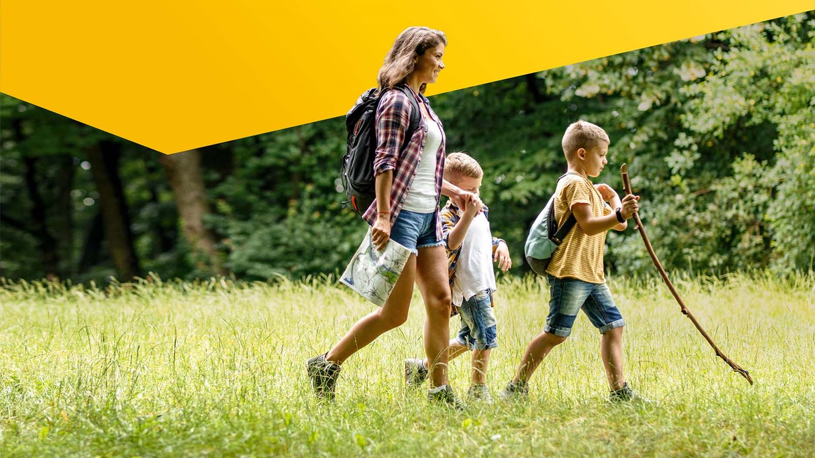 Frau mit zwei Kindern spaziert in der Natur (mit gelbem Designelement oberhalb)